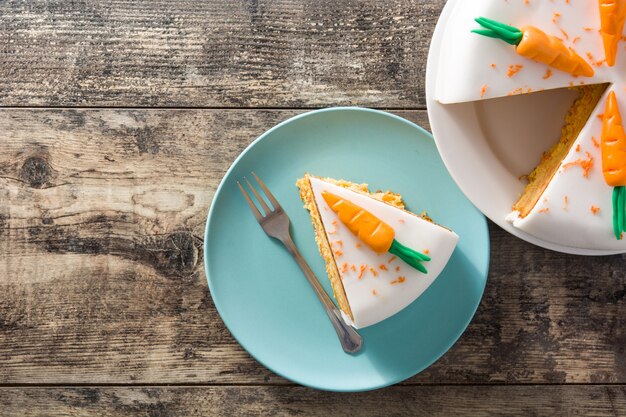 Rebanada de pastel de zanahoria dulce en mesa de madera