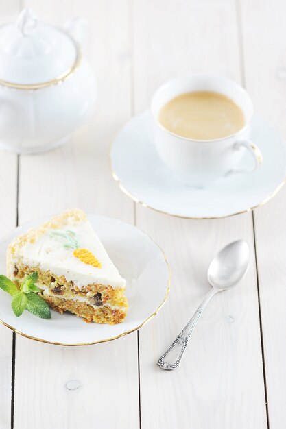 Rebanada de pastel de zanahoria con menta y café