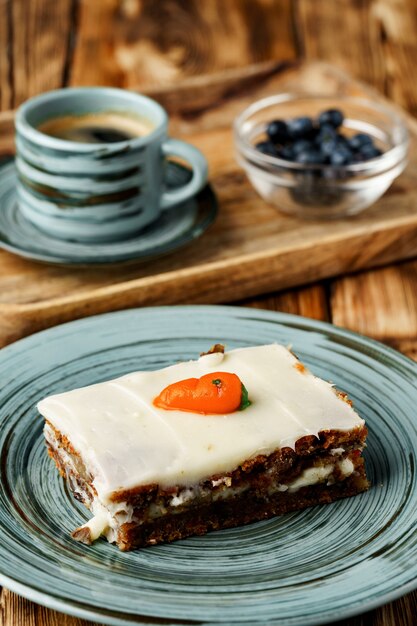 Rebanada de pastel de zanahoria en placa verde cerrar