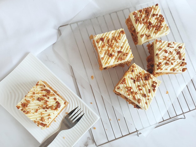 Rebanada de pastel de zanahoria con queso crema