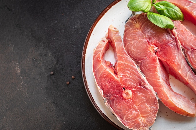 Rebanada de pescado carpa blanco crudo pescado de agua dulce sin cabeza comida de marisco snack en la mesa copia espacio comida