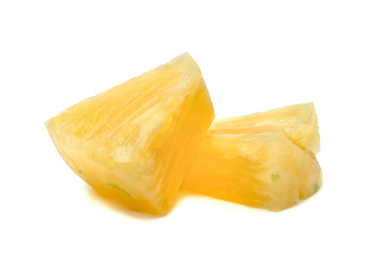 Rebanada de piña aislada sobre un fondo blanco