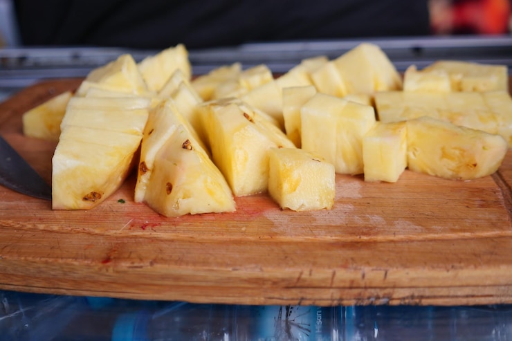 Foto una rebanada de piña en una tabla de cortar