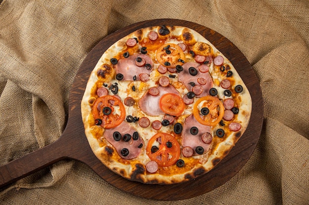 Una rebanada de pizza caliente en la mesa de madera