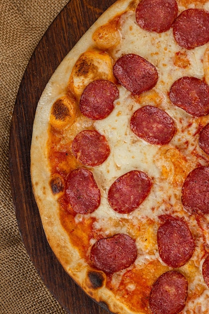 Una rebanada de pizza caliente en la mesa de madera