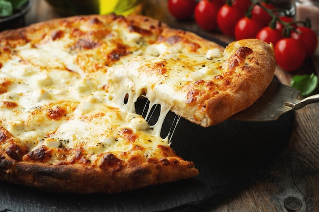 Una rebanada de pizza italiana caliente con queso estirable Pizza cuatro quesos con albahaca