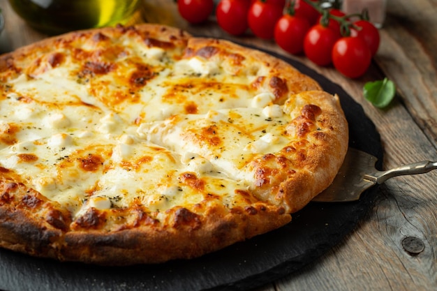 Una rebanada de pizza italiana caliente con queso estirable Pizza cuatro quesos con albahaca