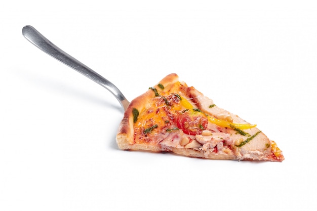 Foto rebanada de pizza original italiana fresca clásica aislada en blanco