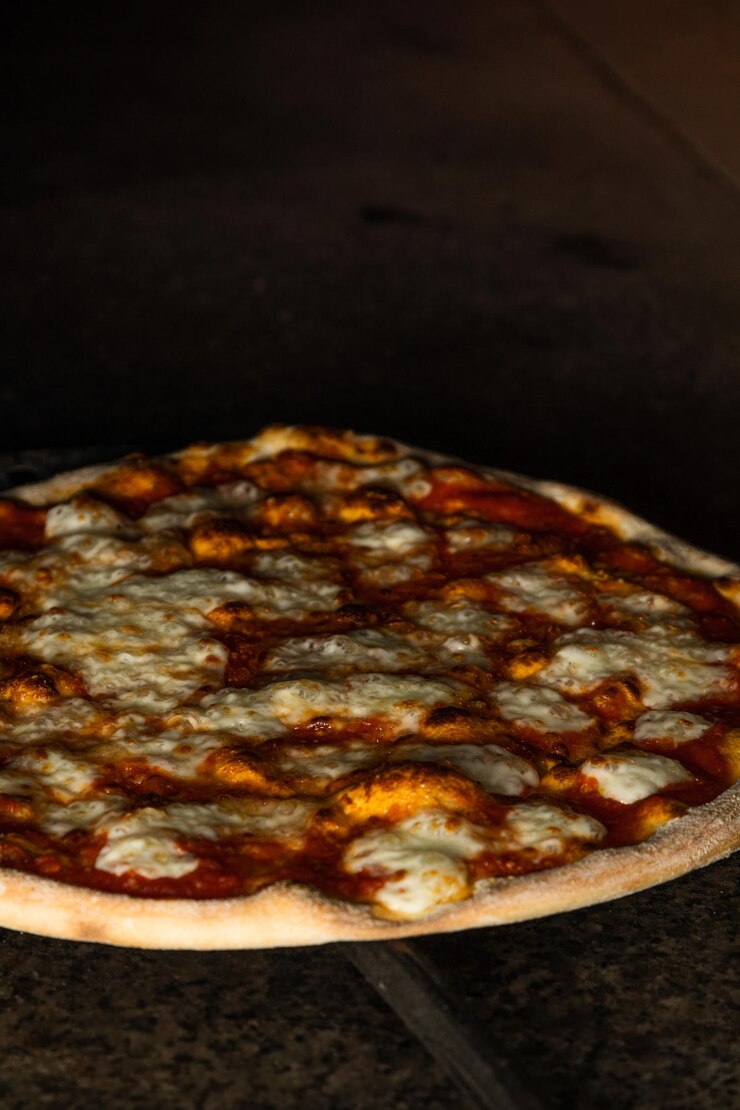 Rebanada de pizza de pepperoni en mano aislada Manos tomando rebanadas de pizza hey están teniendo una fiesta en casa