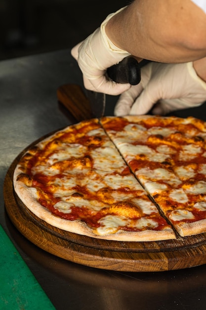 Rebanada de pizza de pepperoni en mano aislada Manos tomando rebanadas de pizza hey están teniendo una fiesta en casa