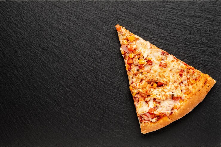 Foto rebanada de pizza en pizarra
