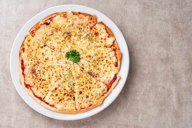 rebanada de pizza con queso. La pizza es un plato salado de origen italiano, que consta de una forma generalmente redonda.