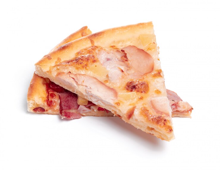 Foto rebanada de pizza sabrosa con verduras y albahaca aislado