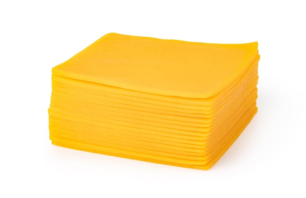 Rebanada de queso sobre un fondo blanco.