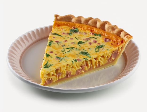 Una rebanada de quiche está en un plato con un fondo blanco.