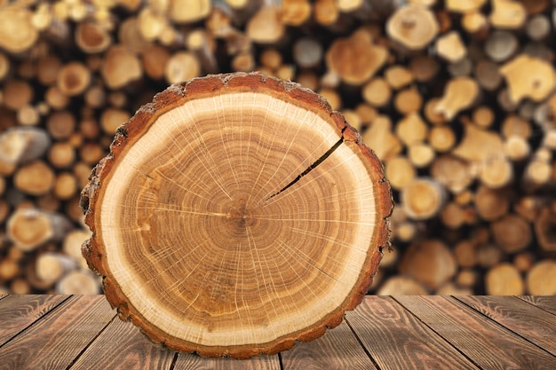 Rebanada redonda de madera en el escritorio de madera