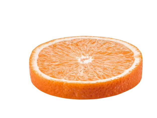 Rebanada redonda de naranja madura aislada en fondo blanco con espacio de copia para texto o imágenes. Fruta con pulpa jugosa. Vista lateral. Fotografía de cerca.