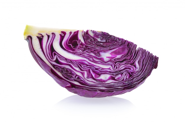 Rebanada de repollo morado sobre blanco