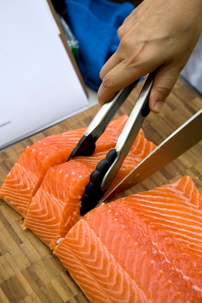 Rebanada de salmón fresco prepararse para cocinar