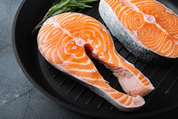 Rebanada de salmón pescado rojo con hierbas