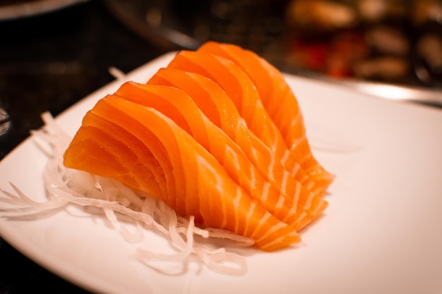 Rebanada de sashimi de salmón fresco famoso estilo de comida japonesa