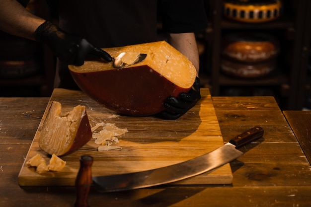 Rebanada de sommelier de queso queso gouda limitado con rebanador Rebanar queso en la tienda Aperitivo sabroso trozo de queso para aperitivo