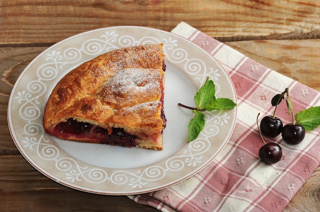 Rebanada de strudel con cerezas en un plato