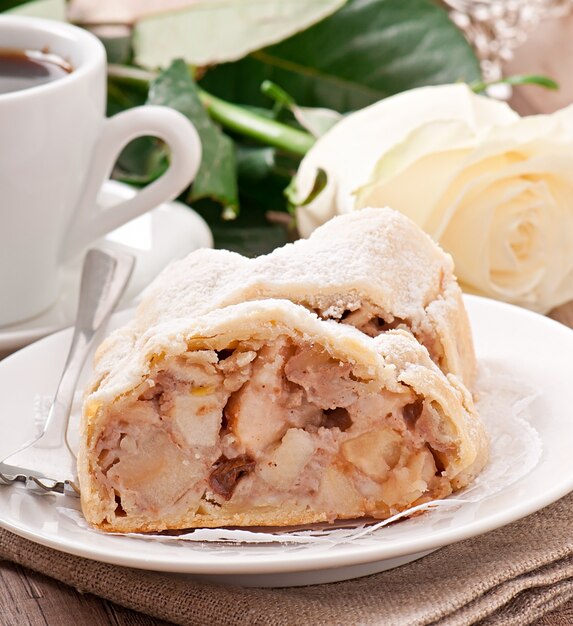 Rebanada de strudel de manzana en el plato