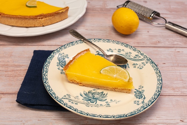 Rebanada de tarta de limón en un plato elegante