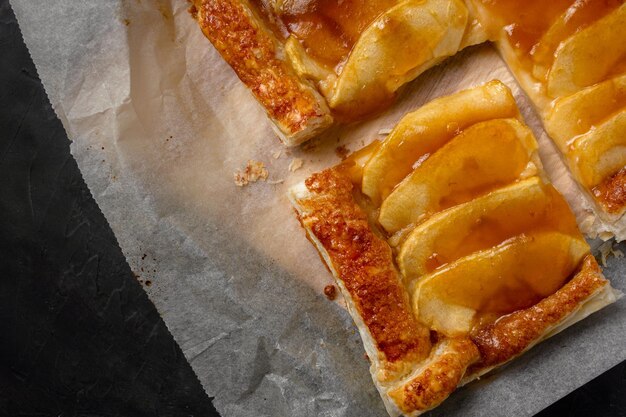 Rebanada de tarta de manzana casera con mermelada en estilo de foto de humor oscuro