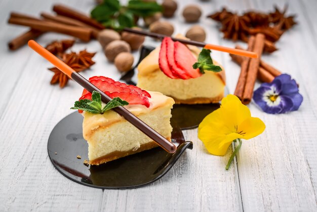 Rebanada de tarta de queso con frutos rojos