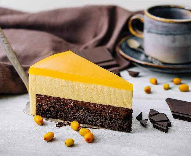 Rebanada de tarta de queso con mango en un plato con té