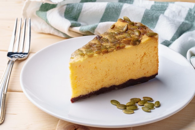 Rebanada de tarta de queso con nueces en la placa, cerrar