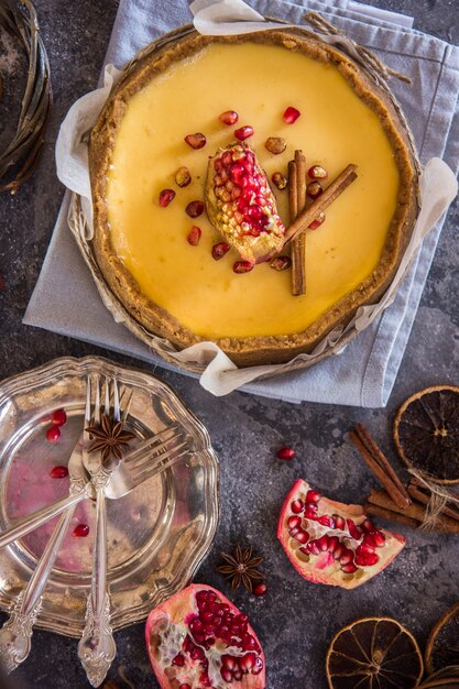 Rebanada de tarta de queso nueva york servida con frutos rojos