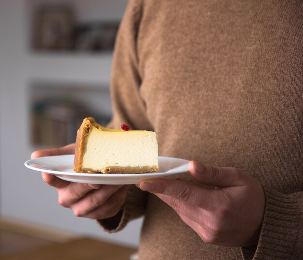 Rebanada de tarta de queso nueva york servida con frutos rojos