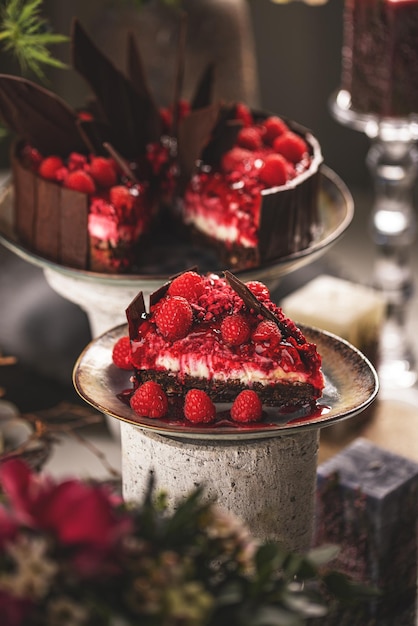 Rebanada de tarta de queso con salsa de frambuesa