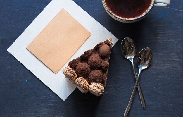 Rebanada de tiramisú en un plato