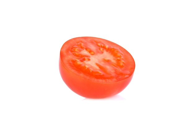 Rebanada de tomate aislado sobre fondo blanco.