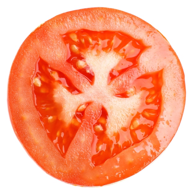Foto rebanada de tomate fresco aislado en blanco