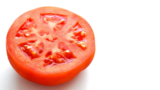 Foto rebanada de tomate sobre un fondo blanco