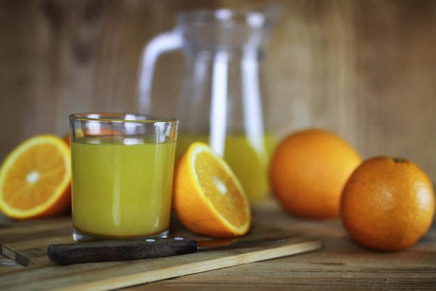 Rebanada de vaso de jugo de naranja