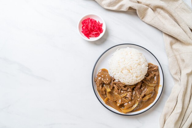 Rebanadas De Arroz Al Curry De Carne De Res