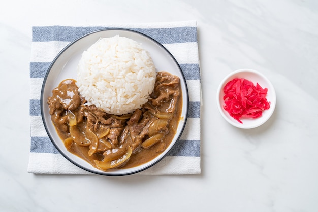 Rebanadas De Arroz Al Curry De Carne De Res