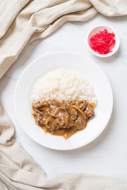 Rebanadas de arroz al curry de ternera, estilo japonés