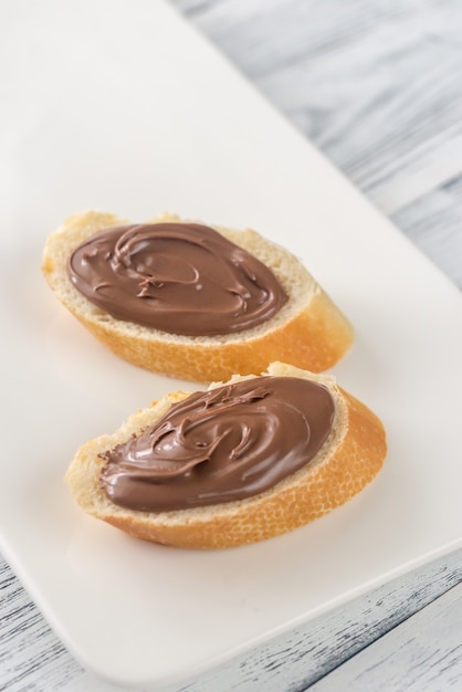 Rebanadas de baguette con crema de chocolate