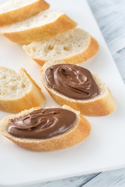 Rebanadas de baguette con crema de chocolate