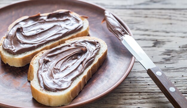 Rebanadas de baguette con crema de chocolate