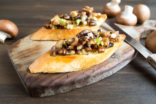 Rebanadas de baguette fritas con champiñones, ajo y hierbas.