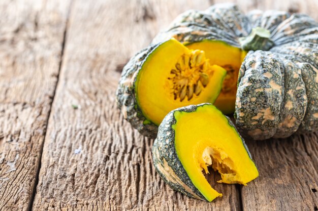 Rebanadas de calabaza fresca en la tabla de madera. Concepto de comida