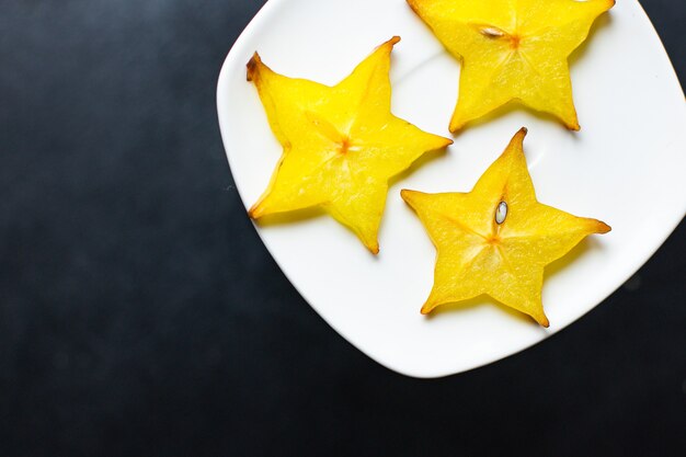 Rebanadas de carambola carambola listas para comer bocadillo saludable dieta ceto o paleo